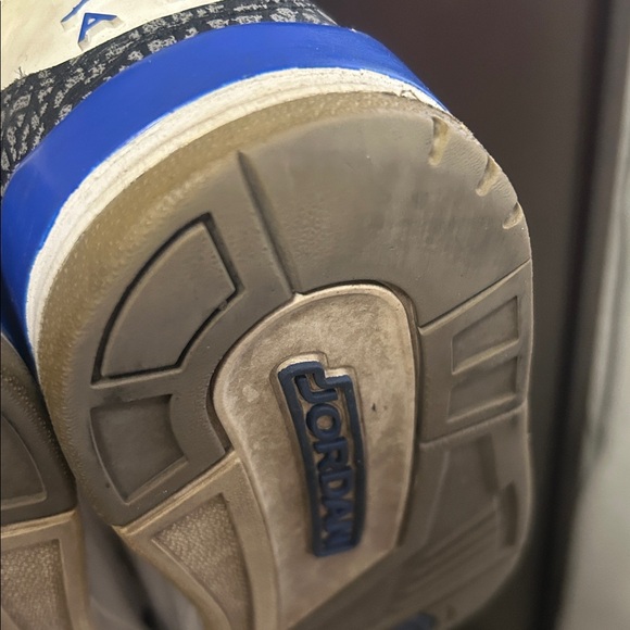 Jordan Men's White and Black Sneakers with Blue Accents - Picture 13 of 13